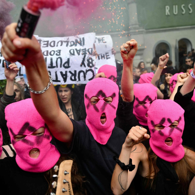 Aktivistkinje iz grupe Pussy Riot protestiraju pred Ruskim paviljonom 