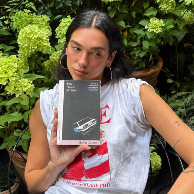 Zahvaljujući svom podcastu književnog kluba u kojem intervjuira autore, Dua Lipa je sve popularnija i kao književna kritičarka