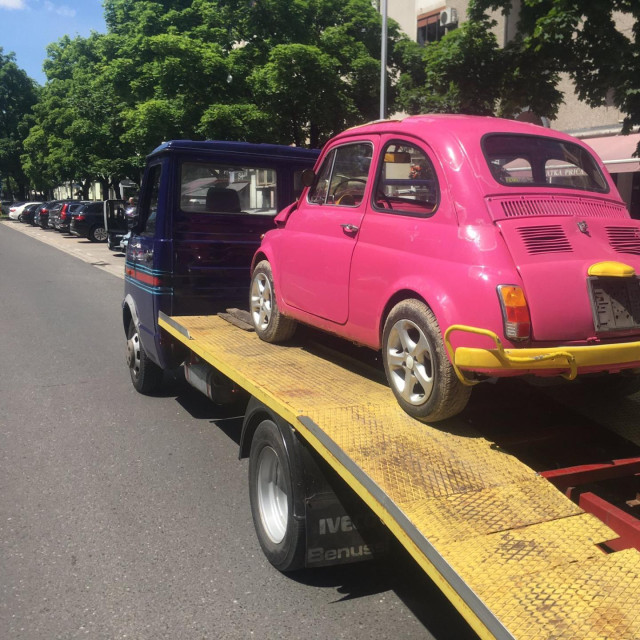 Ružičasti Fiat 500 iz 1964. godine vraćen vlasniku