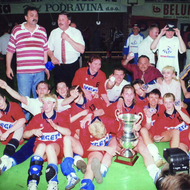 Slavlje igračica i vodstva Podravke nakon osvajanja Lige prvakinja 11. svibnja 1996. godine 