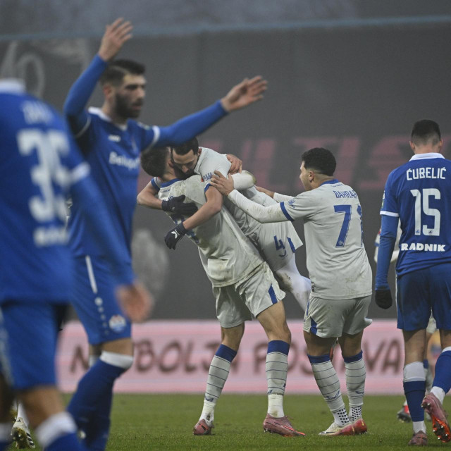 Slavlje Dinamovih igrača u Koprivnici nakon prvog i jedinog Bennacerova pogotka za maksimirski klub