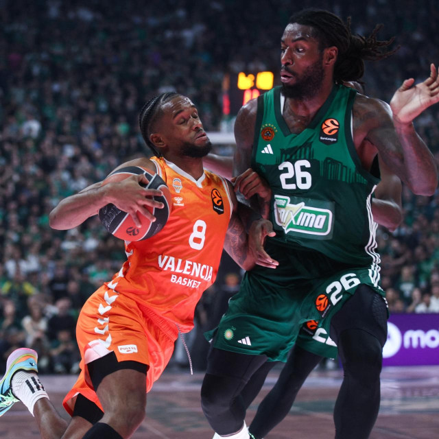 Fantastični Jean Montero (Valencia) u prodoru pored Mathiasa Lessorta (Panathinaikos)
