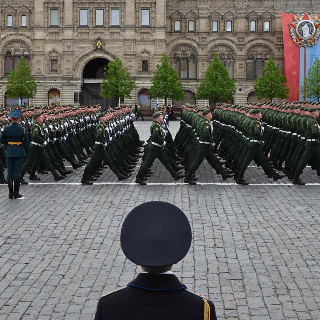 Ruski vojnici marširaju Crvenim trgom tijekom vojne parade povodom Dana pobjede u Moskvi