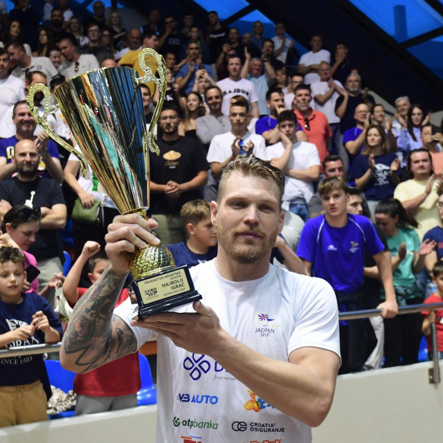 Marinić Kragić s pokalom za najboljeg igrača Prvenstva Hrvatske prošle sezone