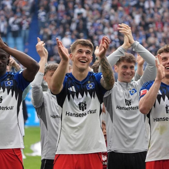 Luka Vušković i igrači HSV-a pozdravljaju publiku