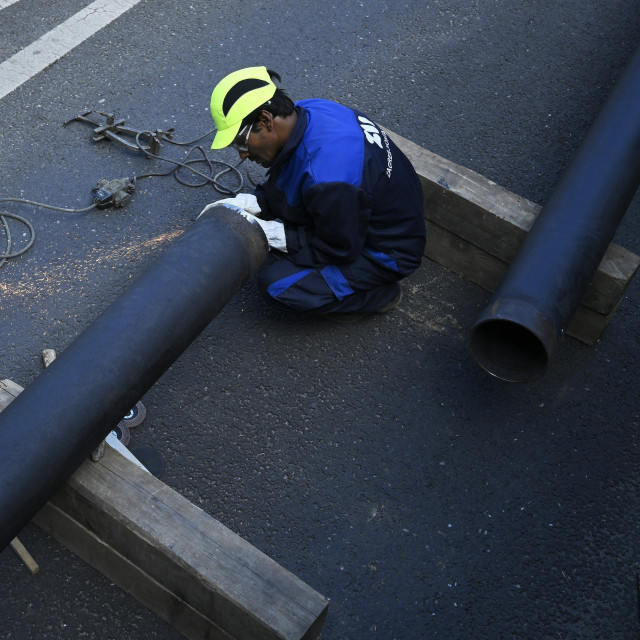 Zagreb, 290723.
Miramarski podvoznjak na dijelu od Mihanoviceve ulice do Miramarske ceste bit ce zatvoren za sav promet do 1. kolovoza zbog potrebe izvodjenja radova na revitalizaciji vrelovoda koje izvodi HEP Toplinarstvo.
Na fotografiji: strani radnici.