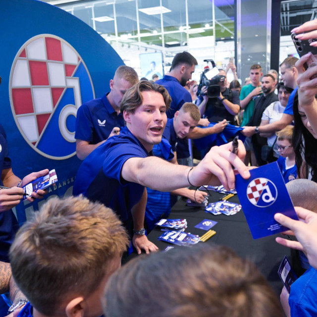 Robert Mudražija među navijačima Dinama