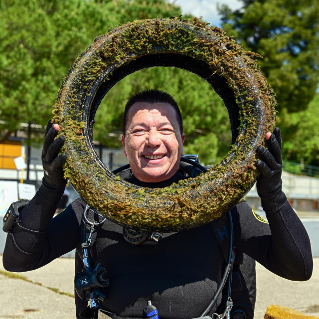 Stara automobilska guma izvučena iz mora