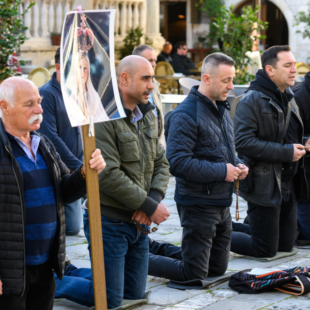 Zaklada koja širi diskriminirajući sadržaj pruža pravnu pomoć i organizatorima subotnjih molitvi, tzv. klečavcima
