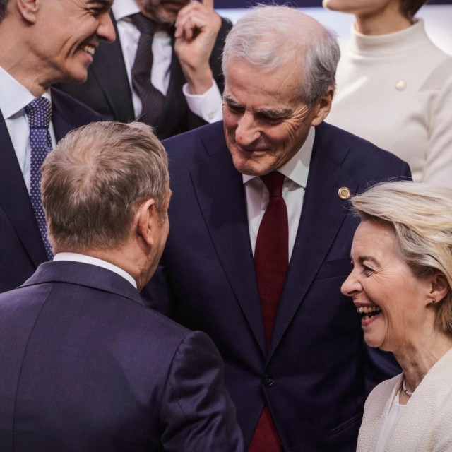 Norveški premijer Jonas Gahr Støre (u sredini), okružen španjolskim premijerom Pedrom Sanchezom i predsjednicom EK-a Ursulom von der Leyen