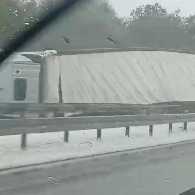 Prevrno se kamion na A3
