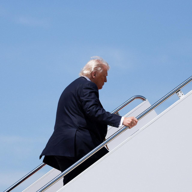 Donald Trump se nakon izjave novinarima popeo u predsjednički zrakoplov i krenuo za Kinu