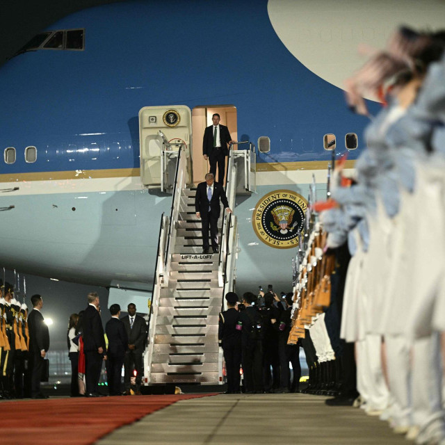 Donald Trump izlazi iz zrakoplova Air Force One