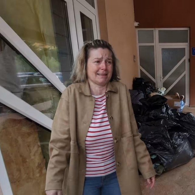 Adrijana Vicković pored crnih vreća s dijelom svoje imovine