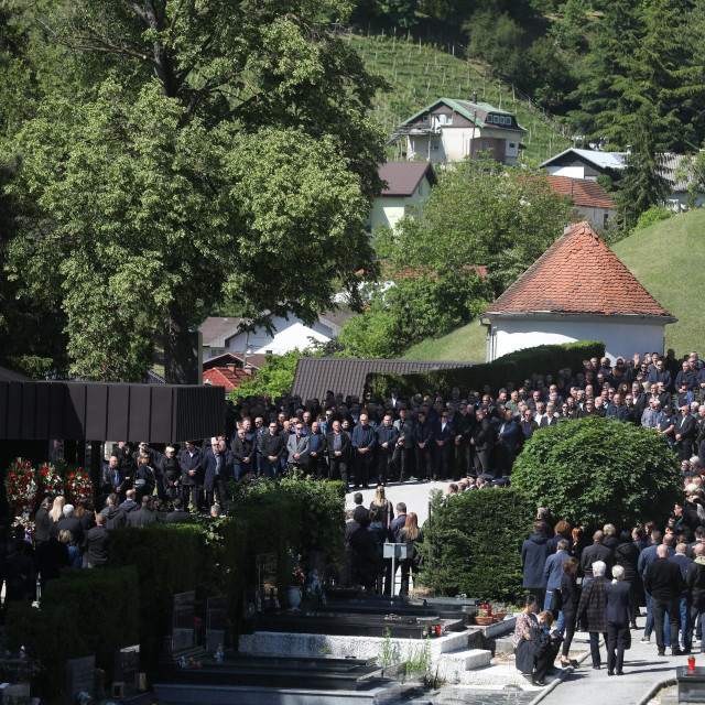 Sprovod policajaca Roberta Grileca na gradskom groblju u Krapini