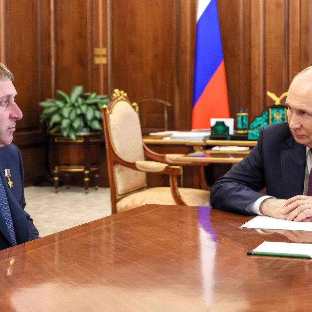 Ruski predsjednik Vladimir Putin s Aleksandrom Šuvajevim, novim guvernerom Belgoroda