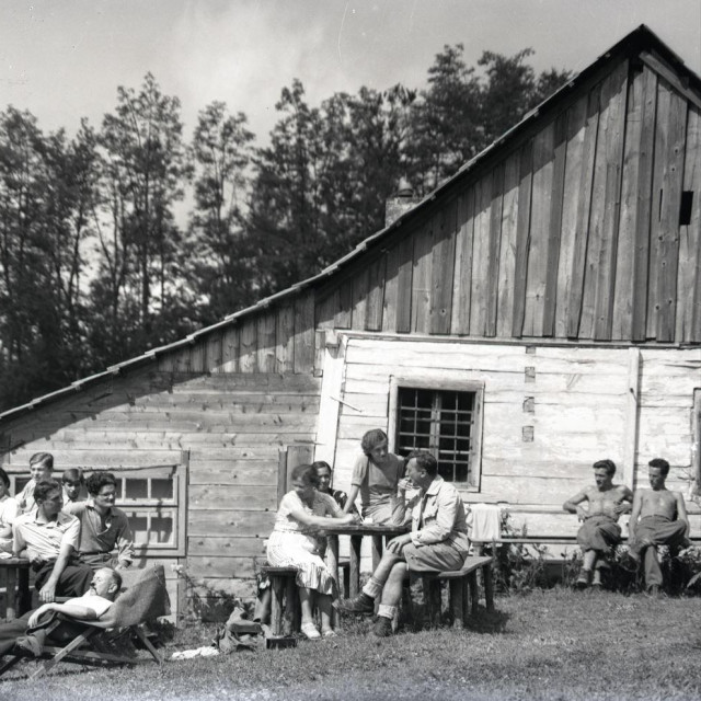 Planinari na proplanku kraj stare Rauchove lugarnice, foto Vladimir Horvat, 1927.