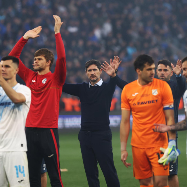 Igrači Rijeke pozdravljaju navijače nakon poraza u finalu Kupa