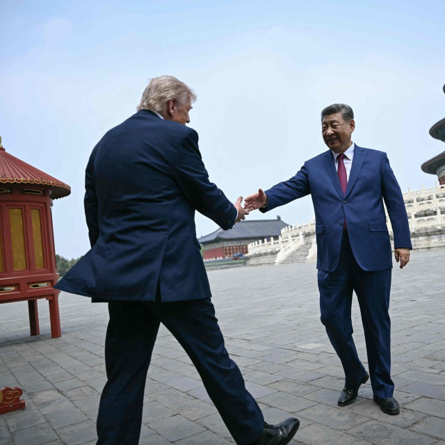 Kineski predsjednik Xi Jinping (desno) rukuje se s američkim predsjednikom Donaldom Trumpom u Nebeskom hramu