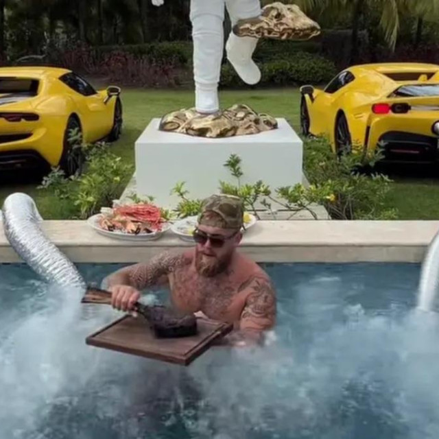 Jake Paul u bazenu