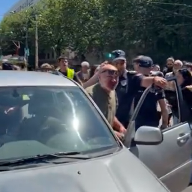 Muškarac u Beogradu se zaletio u gomilu