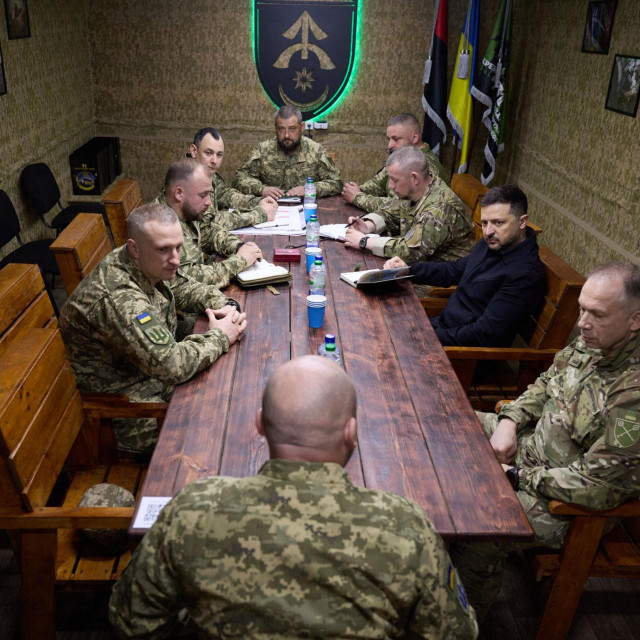 Ukrajinski predsjednik Volodimir Zelenski na sastanku s vojnim čelnicima u Dnjipropetrovsku