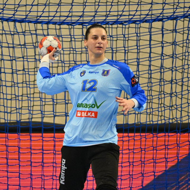 Anica Gudelj na vratima rumunjskog Brašova iz kojeg dolazi u Podravku