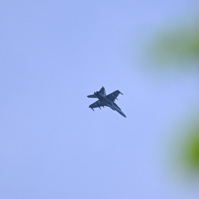 Lovac Hornet finskih zračnih snaga leti iznad Helsinkija u petak ujutro