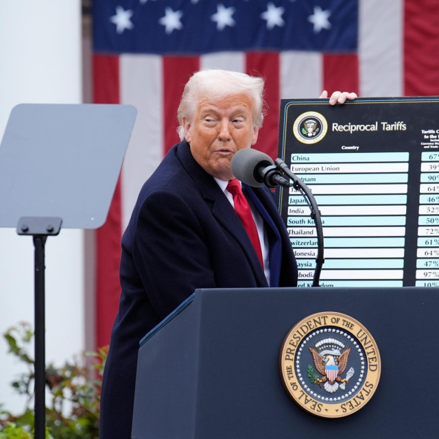 Donald Trump prilikom proglašenja carina koje je naknadno ukinio američki Vrhovni sud