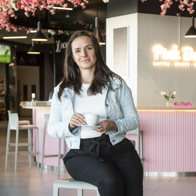 Vlasnica Pink Bara Anika
 