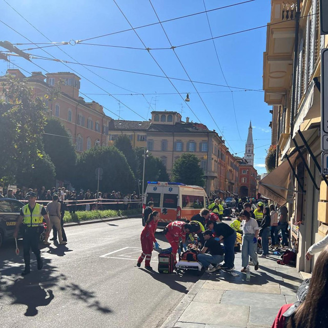 Pomoć ozlijeđenima u Modeni