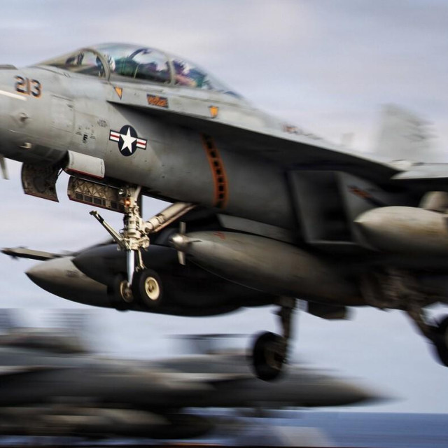 F/A-18F Super Hornet, ilustracija (fotografija s raketom je niže u tekstu)