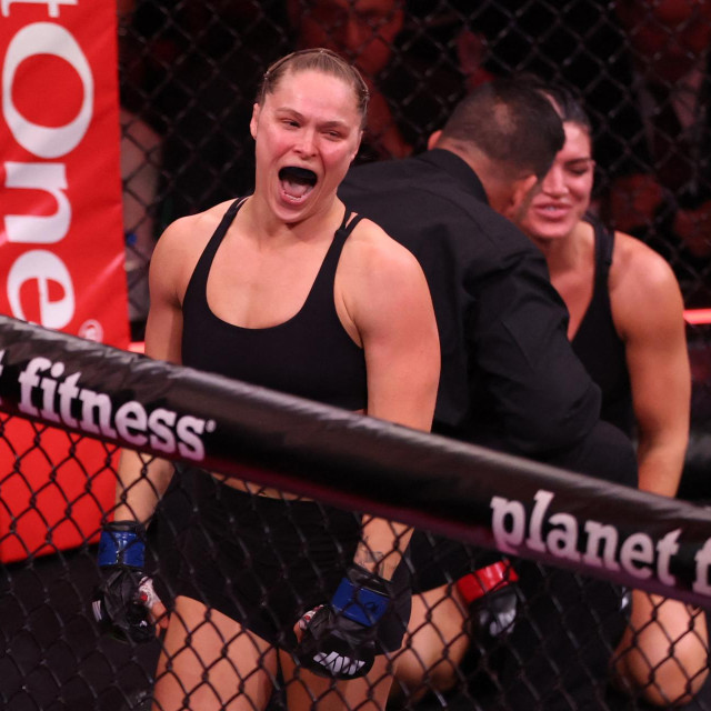 Ronda Rousey (desno) vs. Gina Carano (lijevo)