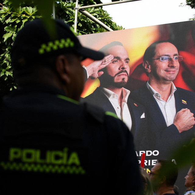 Kolumbijska policija ispred plakata na kojem je prikazan predsjednički kandidat Abelardo de la Espriella i kandidat za potpredsjednika, Jose Manuel Restrepo