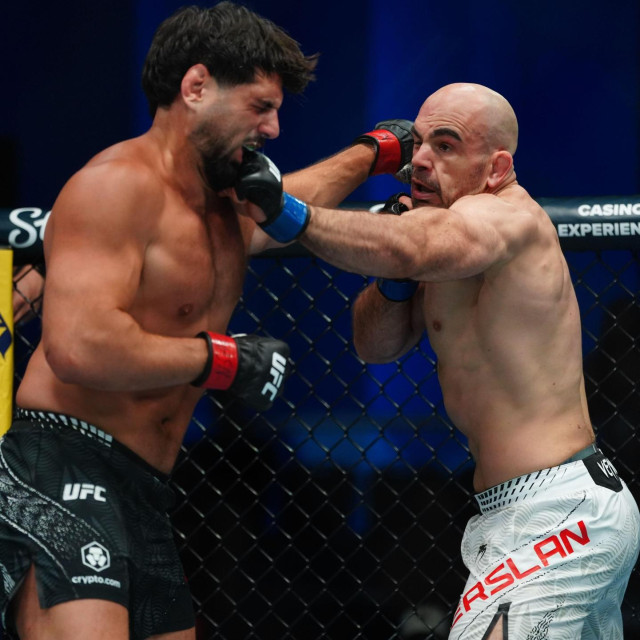 Tuco Tokkos (lijevo) vs. Ivan Erslan (desno) | UFC Vegas 117