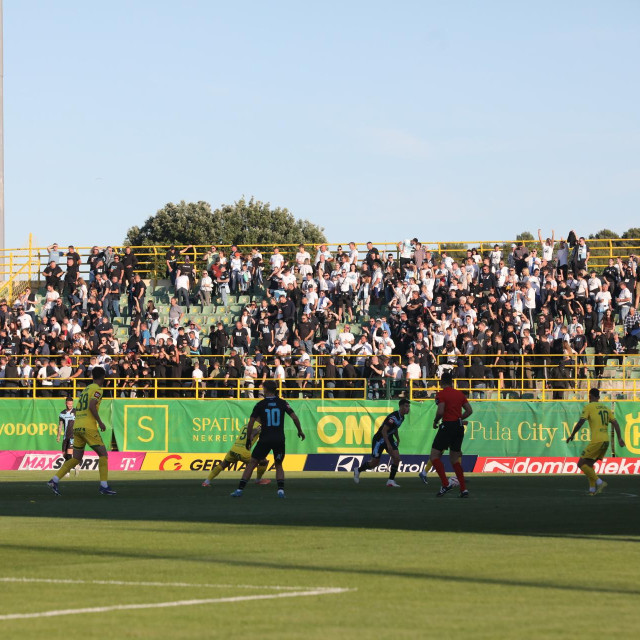 Riječki navijači pokušavaju napustiti stadion Aldo Drosina, ali im policija ne dopušta