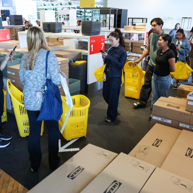 Kupci čekaju u redu s proizvodima koje žele kupiti tijekom otvorenja IKEA-ine trgovine manjeg formata za opremanje doma i namještaj u četvrti Helms Design District u Los Angelesu