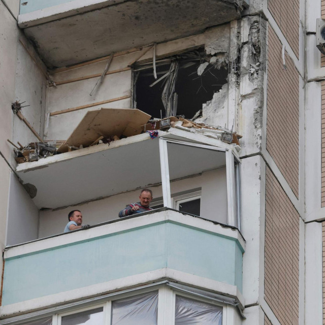 Stanovnici Krasnogorska u Moskovskoj oblasti pregledavaju oštećeni balkon na stambenoj zgradi nakon zračnog napada