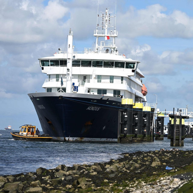 Kruzer MV Hondius u luci u Rotterdamu