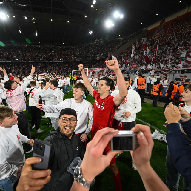 Igor Matanović s navijačima Freiburga slavi plasman u finale Europske lige