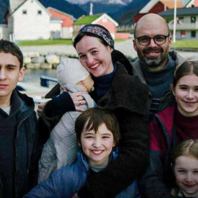 Globalni klečavci su se skupili da bi ‘pomogli‘ obitelji s petero djece