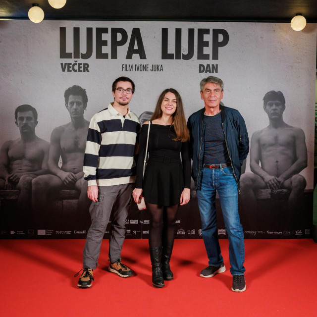 Dragan Despot sa sinom Josipom i kćeri Anom na premijeri filma ”Lijepa večer, lijep dan”