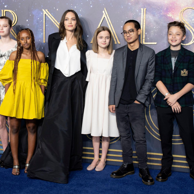Shiloh, Zahara Jolie-Pitt, Angelina, Vivienne, Maddox i Knox na premijeri filma ”Vječnici” u Londonu u listopadu 2021.