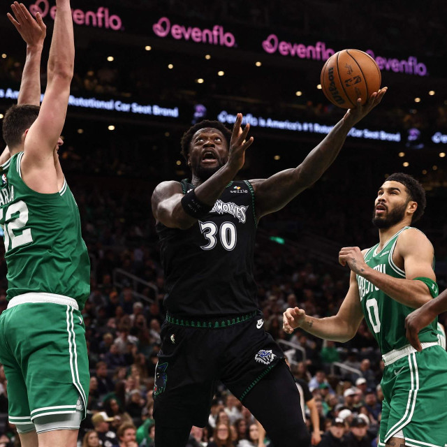 Luka Garza i Julius Randle