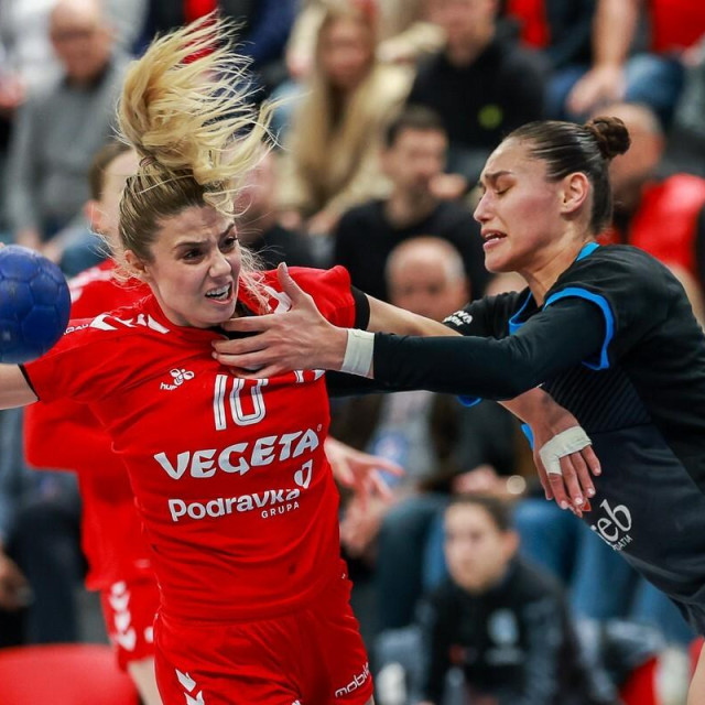 Matea Pletikosić (Podravka) i Andrea Sedloska (Lokomotiva)