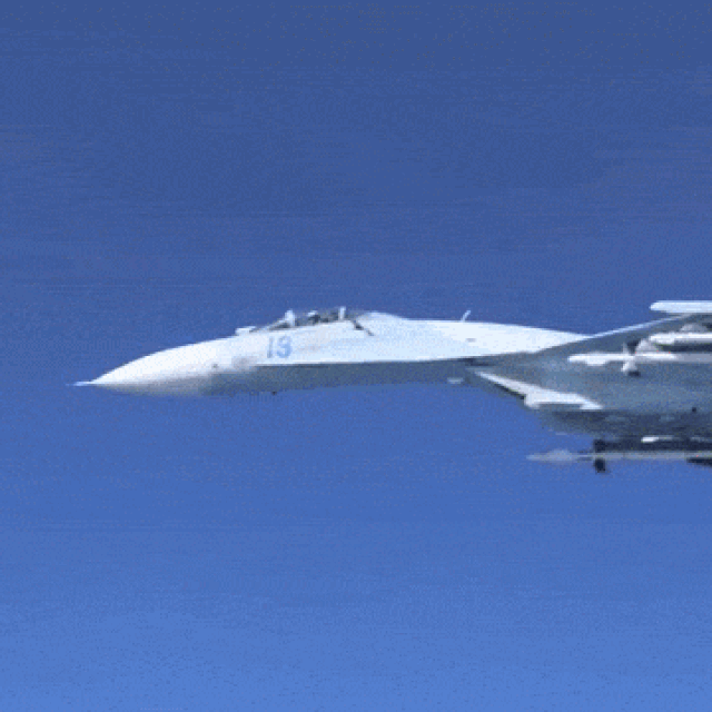 Ruski borbeni avion Su-27 presreće zrakoplov Kraljevskih zračnih snaga