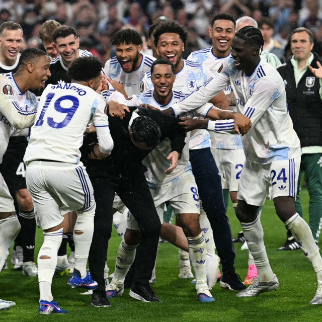 Unai Emery u slavlju sa svojim igračima