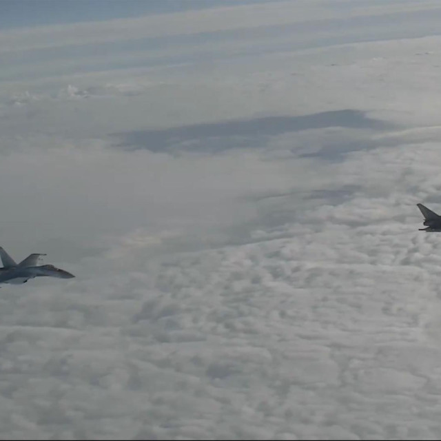 Ruski bombarder Tu-22M3 u pratnji ruskih lovaca. U pozadini ih juri zrakoplov NATO snaga, arhivska fotografija iznad Baltika, listopad 2025.