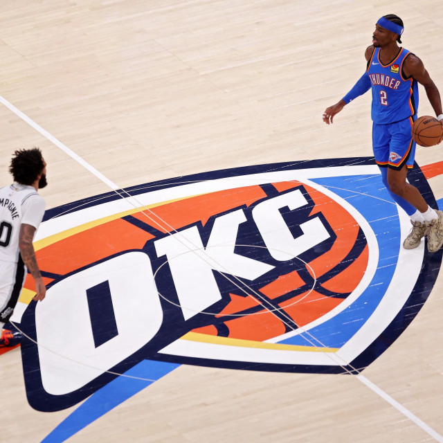 Dvostruki uzastopni MVP Shai Gilgeous-Alexander (desno) poveo je OKC do izjednačenja u seriji