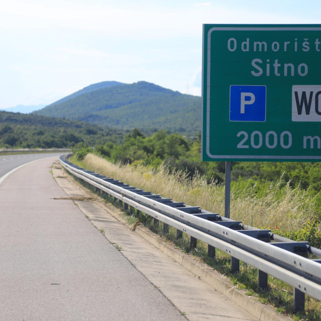 Na 341. kilometru autoputa pored odmorišta Sitno stradala je ženska osoba koja se kretala pretjecajnim trakom